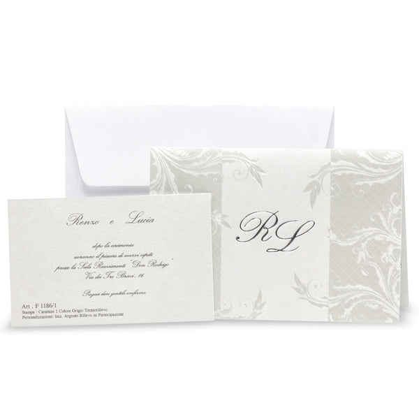 Partecipazioni di nozze con decori a rilievo e iniziali in argento f14 –  Inviti Design