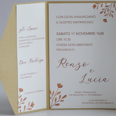 Partecipazione Matrimonio elegante carta kraft marrone con tag iniziali sposi- Codice F1731