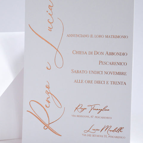 Partecipazione Matrimonio sofisticata stampa oro rosa lucido iniziali sposi su invito e busta f1741