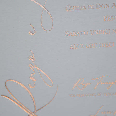 Partecipazione Matrimonio sofisticata stampa oro rosa lucido iniziali sposi su invito e busta f1741